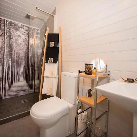 Reflections, Netherby, A Micro With Hot Tub In A Rural Setting